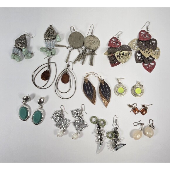 Wearable Jewelry Lot Vintage to Modern Earrings Necklaces Bracelets Rings 2.5 LB - Picture 3 of 8
